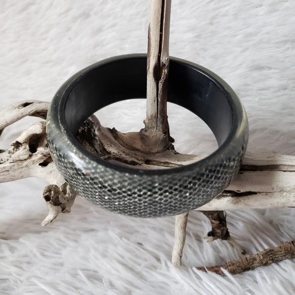 Black Silver Mesh in Clear Lucite Vintage Bangle - Picture 3 of 15